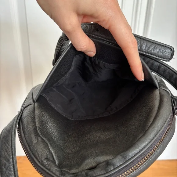 Baggu Black Round Leather Crossbody Bag - Picture 6 of 8